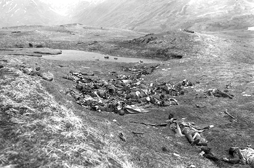 Soldados japoneses muertos tras una carga banzái en Attu, 1943