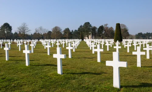 Cruces blancas del cementerio estadounidense de Normandía en Colleville-sur-Mer, Francia