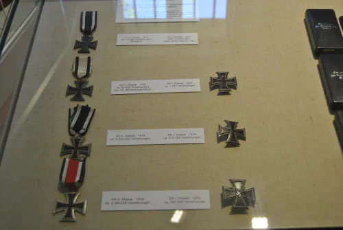 Colección de Cruces de Hierro de diferentes épocas, incluyendo las de la SGM