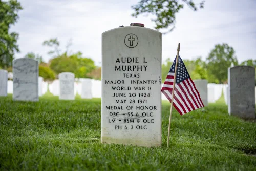 Tumba de Audie Murphy en el Cementerio Nacional de Arlington, el soldado más condecorado de Estados Unidos en la SGM