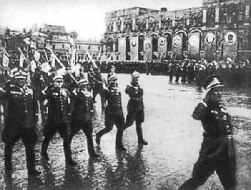 Comandantes del ejército polaco liderando sus tropas durante el desfile de la victoria en la Plaza Roja de Moscú, junio de 1945