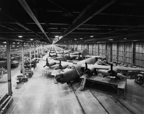 Bombarderos B-24 Liberator en la línea de montaje de la planta Consolidated-Vultee en San Diego, 1944