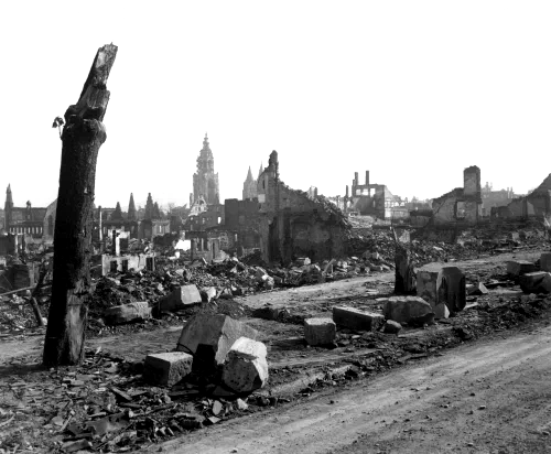 Panorámica de la ciudad de Heilbronn completamente destruida por los bombardeos, abril de 1945