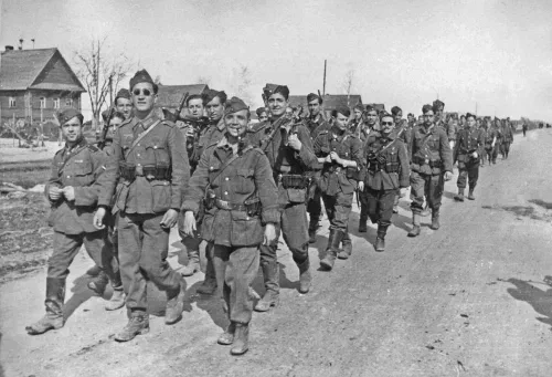 Voluntarios españoles de la División Azul marchando hacia sus posiciones en el frente oriental en 1942