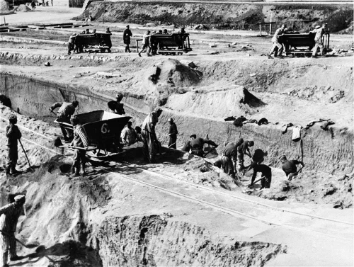 Prisioneros republicanos españoles realizando trabajos forzados en el campo de concentración de Mauthausen en 1942