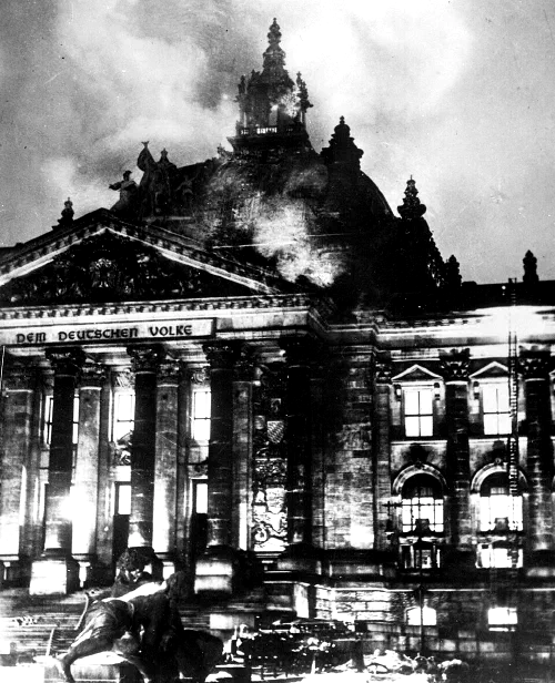 El edificio del Reichstag en llamas la noche del 27 de febrero de 1933