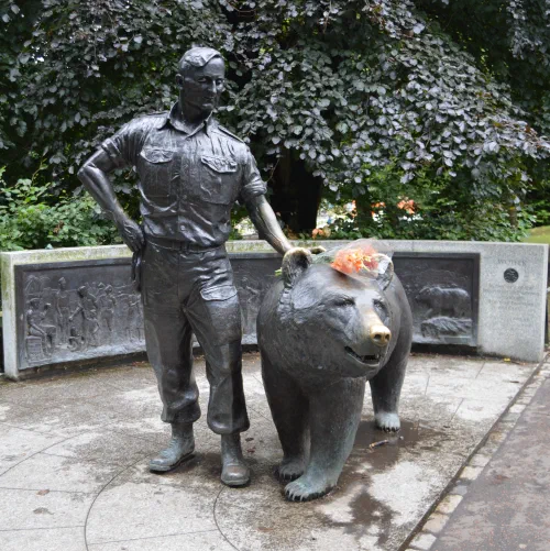 Monumento a Wojtek, el oso soldado polaco de la SGM