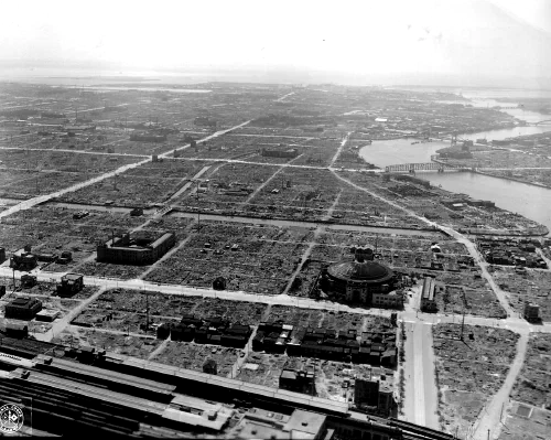 Vista aérea de la destrucción en Tokio tras los bombardeos incendiarios de marzo de 1945