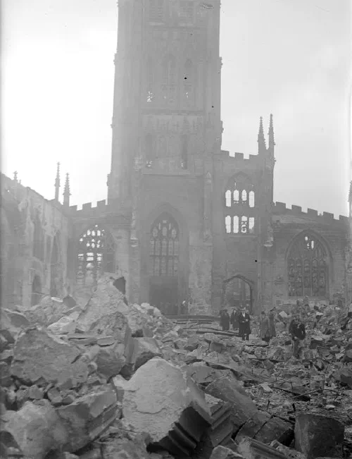 Interior de la catedral de Coventry en ruinas tras el bombardeo de noviembre de 1940