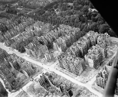 Vista aérea de edificios destruidos en el barrio de Eilbek en Hamburgo tras los bombardeos de la Operación Gomorra en 1943