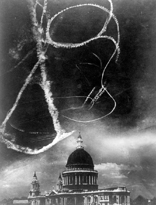 La catedral de San Pablo de Londres rodeada de estelas de vapor durante el Blitz de 1940