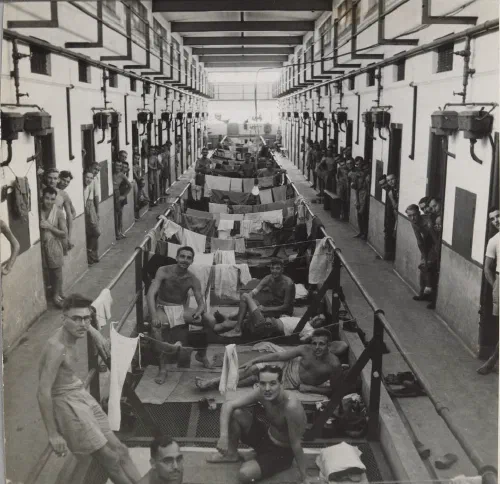 Prisioneros de guerra aliados tras la liberación del campo de Changi en Singapur, 1945