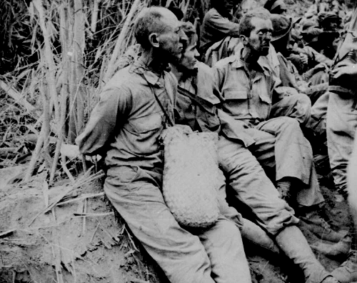 Prisioneros aliados durante la marcha de la muerte de Batán en mayo de 1942