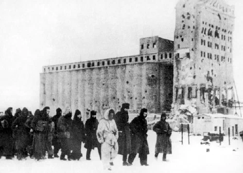 Soldados alemanes capturados siendo escoltados en Stalingrado, febrero de 1943