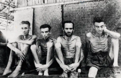 Prisioneros de guerra australianos y holandeses con signos de beriberi en el campo de Tarsau, Tailandia, 1943