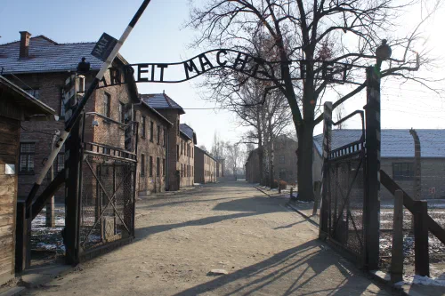 Puerta de entrada al campo de concentración de Auschwitz I con la inscripción Arbeit macht frei