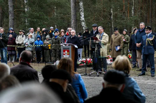 Marcador del Túnel Harry en el antiguo Stalag Luft III en Żagań, Polonia
