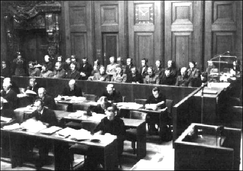 Vista general de la sala del Tribunal Militar Internacional de Núremberg con los acusados en el banquillo
