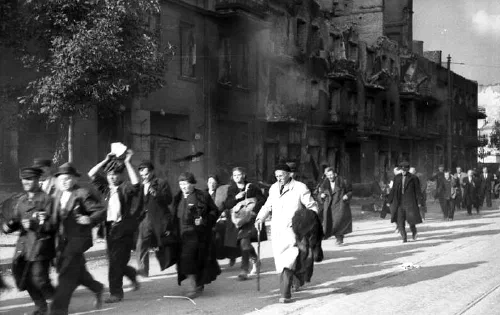 Civiles polacos durante el Levantamiento de Varsovia en el barrio de Wola, agosto de 1944