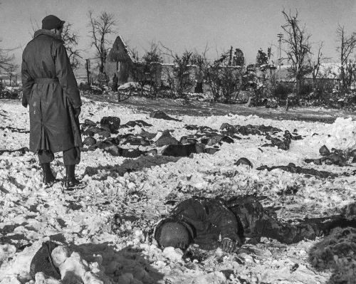 Cuerpos de soldados estadounidenses asesinados cerca de Malmedy, Bélgica, en diciembre de 1944