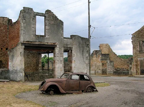 Ruinas de un automóvil Peugeot 202 y edificios destruidos en Oradour-sur-Glane