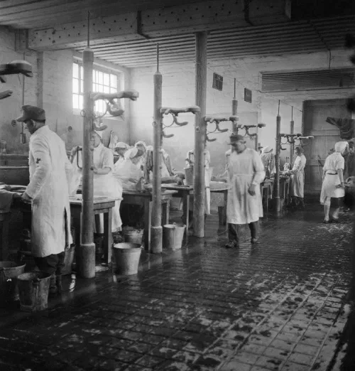 Estudiantes de medicina británicos atendiendo a supervivientes de Bergen-Belsen en la lavandería humana tras la liberación en abril de 1945