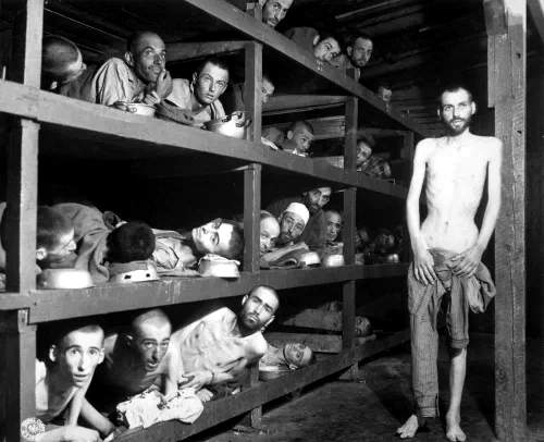 Prisioneros liberados del campo de concentración de Buchenwald en sus literas en 1945