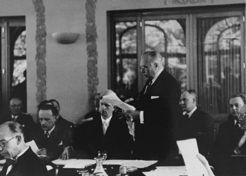 Myron Taylor se dirige a los delegados durante la conferencia de Évian en 1938