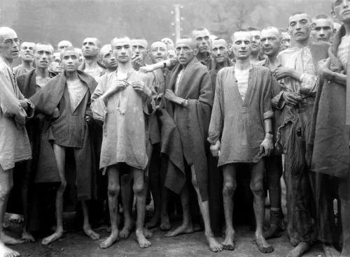 Prisioneros supervivientes del campo de concentración de Ebensee tras la liberación por el ejército estadounidense en mayo de 1945