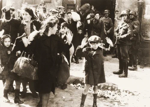 Civiles judíos capturados durante la liquidación del gueto de Varsovia en 1943
