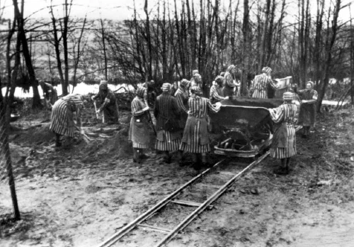 Prisioneras trabajando en el campo de concentración de Ravensbrück