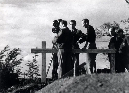 Equipo de filmación rodando la película de propaganda nazi en el gueto de Theresienstadt en 1944