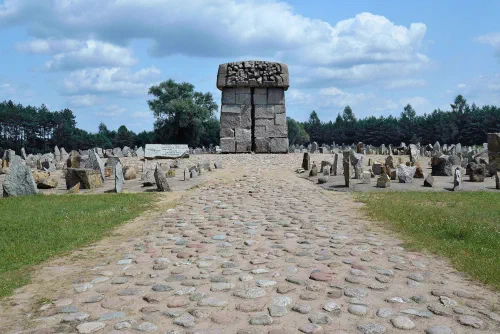 Memorial de Treblinka con piedras conmemorativas en el lugar del antiguo campo de exterminio