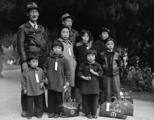 La familia Mochida con etiquetas de identificación esperando el autobús de evacuación en Hayward, California, mayo de 1942
