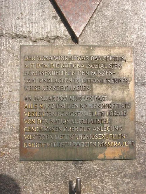 Placa conmemorativa del triángulo rosa en la estación de Nollendorfplatz, Berlín