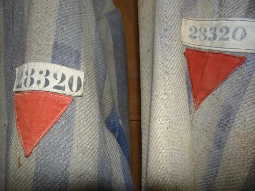 Uniformes de prisioneros políticos con triángulo rojo en el campo de concentración de Dachau