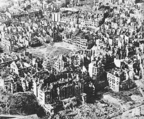 Ruinas del centro de Varsovia en enero de 1945 tras la destrucción sistemática por los alemanes