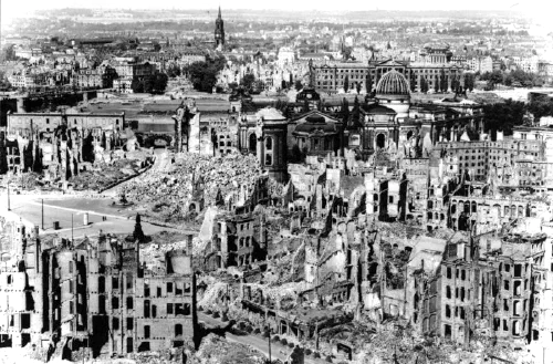 Vista aérea de las ruinas del centro de Dresde tras los bombardeos de febrero de 1945