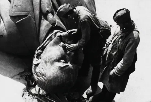 Prisioneros de guerra soviéticos realizando trabajos forzados en Rusia, 1941