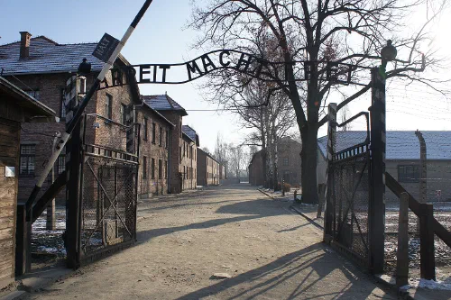 Puerta de entrada al campo de concentración de Auschwitz I con la inscripción Arbeit macht frei