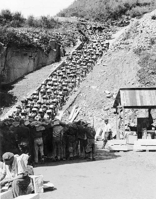 Prisioneros del campo de concentración de Mauthausen trabajando en la cantera de granito