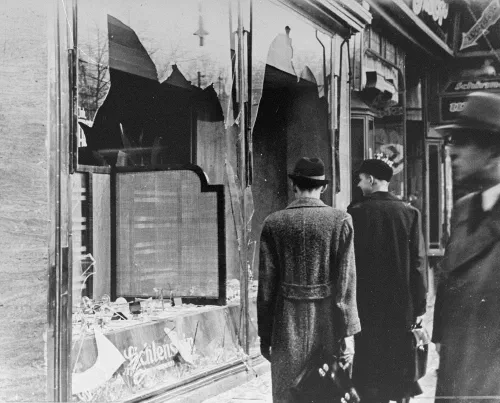 La sinagoga de Börneplatz en Frankfurt ardiendo durante la Noche de los Cristales Rotos, 10 de noviembre de 1938