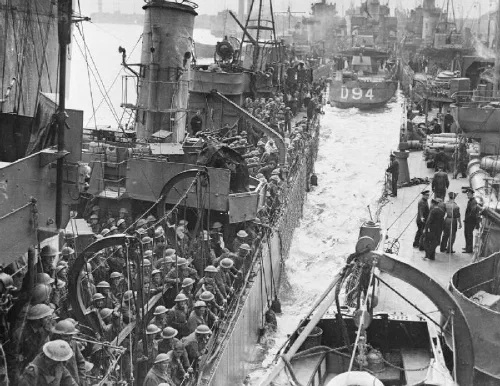 Destructores británicos repletos de tropas evacuadas de Dunkerque atracan en el puerto de Dover, 31 de mayo de 1940