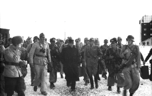 Otto Skorzeny junto a Mussolini y paracaidistas alemanes tras el rescate en el Gran Sasso