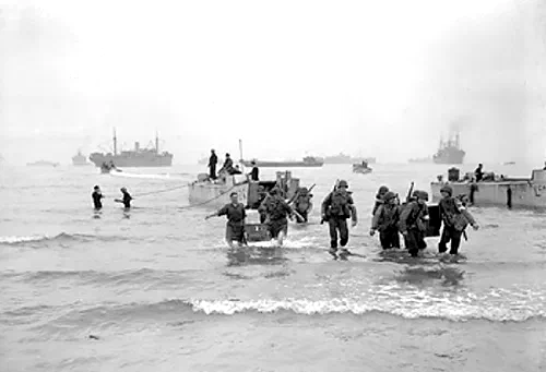 Tropas estadounidenses desembarcando en la playa de Arzeu durante la operación Antorcha, noviembre de 1942