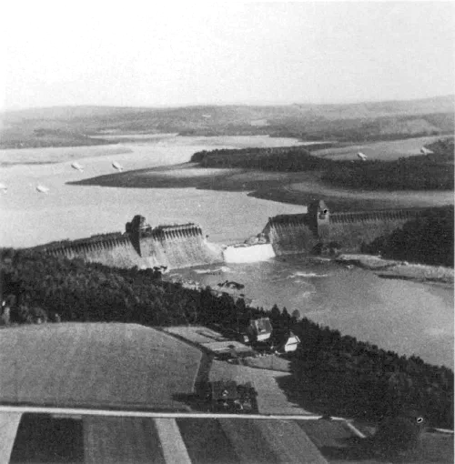 Fotografía aérea de la presa de Möhne destruida tras el ataque de los Dambusters en mayo de 1943