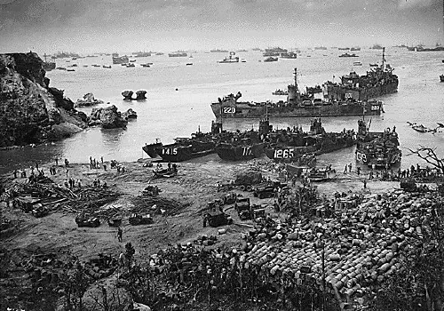 Marines estadounidenses durante la batalla de Okinawa en 1945
