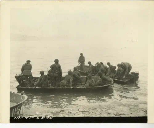 Botes de asalto llenos de infantes del 7.º Regimiento de Infantería cruzando el Rin bajo una cortina de humo, 26 de marzo de 1945