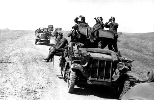 Semioruga alemán con cañón antiaéreo ligero Flak 30 de la 24.ª División Panzer avanzando por las estepas rusas, junio de 1942