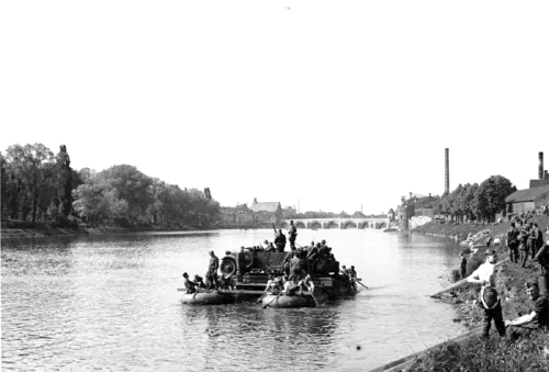 Tropas alemanas cruzando el río Mosa en Maastricht el 10 de mayo de 1940